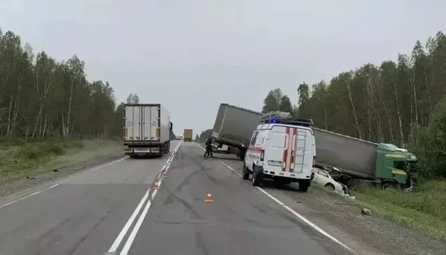 25-летний водитель и пассажирка погибли после столкновения с грузовиком. Фото - Толк, 26.08.2026