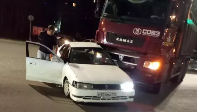 Легковушка попала под КамАЗ у "Ленты" на Павловском тракте в Барнауле - Толк, 29.08.2026