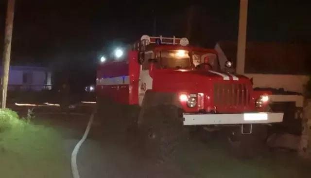 Женщину спасли из огромного пожара в селе Смоленское в Алтайском крае - Толк, 30.08.2026