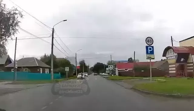 Автомобиль сбил женщину на глазах полицейских в Барнауле - Толк, 30.08.2026