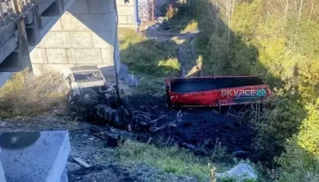 Водитель фуры уснул за рулем и рухнул с моста в Алтайском крае - Толк, 09.09.2026