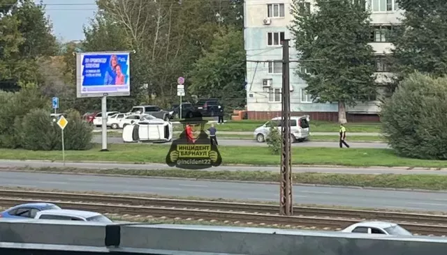 Массовая авария с переворотом произошла на улице Малахова в Барнауле Массовая авария с переворотом произошла на улице Малахова в Барнауле - Толк, 19.09.2026