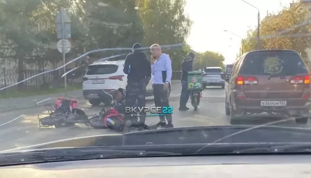Курьер службы доставки попал в ДТП на улице Петра Сухова в Барнауле - Толк, 26.09.2026