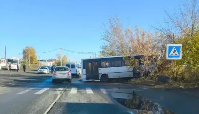 Водитель в Бийске погиб под колесами автобуса, когда чинил его - Толк, 08.10.2026