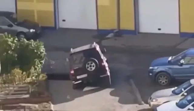 Автомобиль провалился под асфальт во дворе в Бийске. Видео - Толк, 12.10.2026