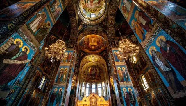 Священники раскрыли, можно ли женщине приходить в церковь без платка и в штанах - Толк, 17.10.2026