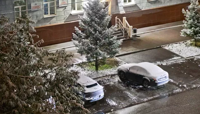 "Зимняя" сказка: улицы Барнаула засыпало первым снегом. Фото - Толк, 17.10.2026