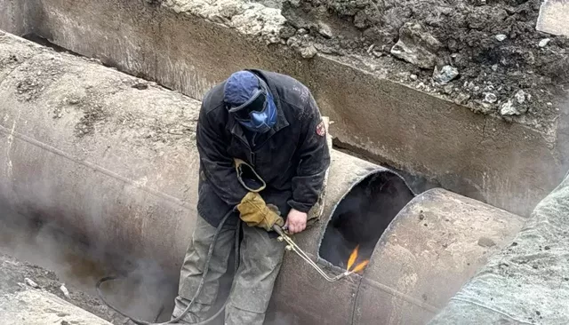 В Барнауле начали демонтировать поврежденный участок трубопровода на улице Попова - Толк, 18.10.2026