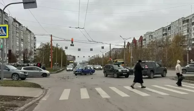 Легковушки не поделили перекресток Попова — Взлетная в Барнауле - Толк, 24.10.2026