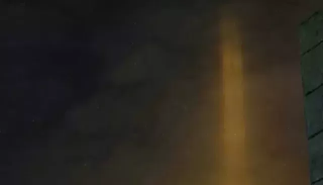 Необычные световые столбы заметили ночью в небе над Барнаулом. Видео - Толк, 25.10.2026