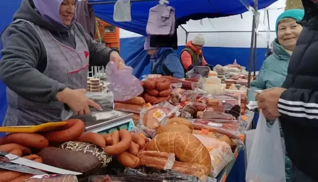 На барнаульских продовольственных ярмарках за день продали товара на 13,9 млн рублей На барнаульских продовольственных ярмарках за день продали товара на 13,9 млн рублей - Толк, 25.10.2026