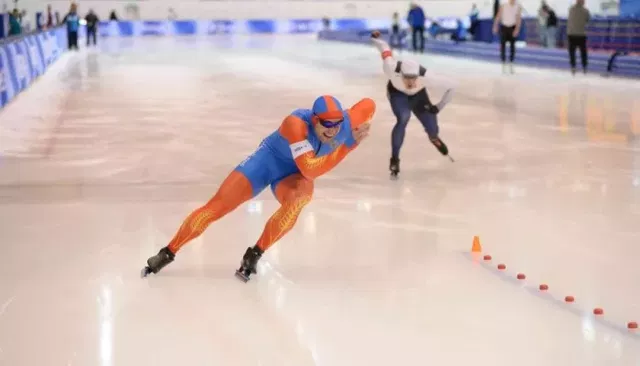 Алтайский конькобежец Виктор Муштаков завоевал серебро на этапе Кубка России - Толк, 31.10.2026