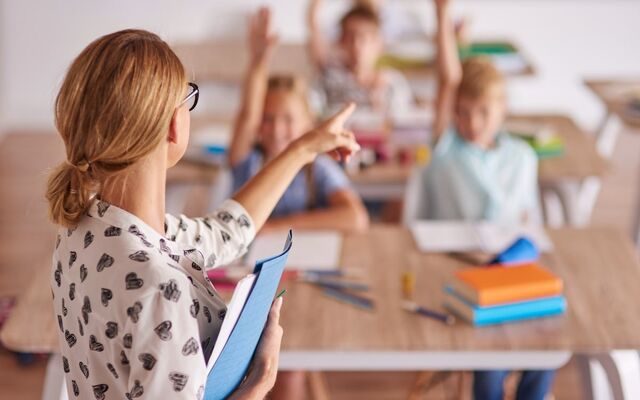 Ввести ответственность за оскорбление педагогов предложили в Госдуме - Губерния l Хабаровск, 10.11.2025