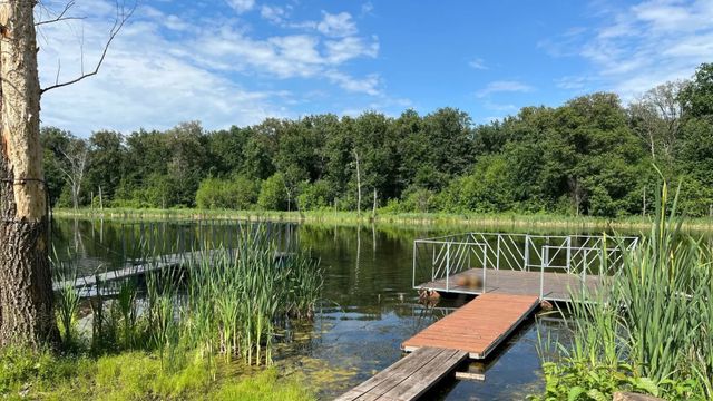 В Уфе обнаружено ограничение доступа к озеру Казенное из-за заборов, установленных владельцами садовых участков. Специалисты Минэкологии выявили, что проход к воде возможен только через две узкие калитки, что нарушает право граждан на свободный доступ к водоему. Также были найдены понтоны, установленным без разрешений, что является самовольным использованием акватории. Ведомство начало работу по привлечению нарушителей к ответственности. В Уфе обнаружено ограничение доступа к озеру Казенное из-за заборов, установленных владельцами садовых участков. Специалисты Минэкологии выявили, что проход к воде возможен только через две узкие калитки, что нарушает право граждан на свободный доступ к водоему. Также были найдены понтоны, установленным без разрешений, что является самовольным использованием акватории. Ведомство начало работу по привлечению нарушителей к ответственности. - Стерлеград.VK, 11.07.2026