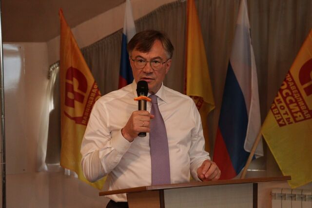 Алтайский депутат поддержал идею повергнуть гитлеровские знамена к Мавзолею - Новости Банкфакс, 30.04.2025