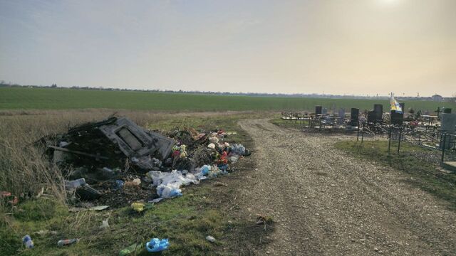 На станичном кладбище Кубани рядом с могилами бойцов образовались свалки мусора -  Утренний Юг, 14.03.2025