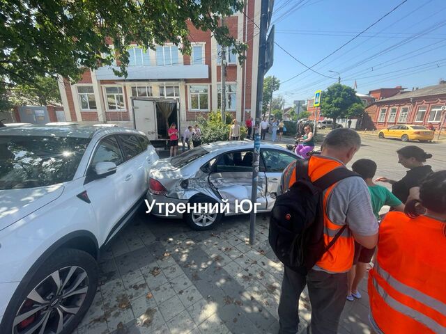 Трамвай протаранил машину на путях в Краснодаре -  Утренний Юг, 12.07.2025