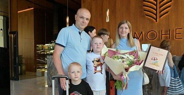 Юбилейного четырехмиллионного туриста встретили в Сочи -  Утренний Юг, 15.07.2025