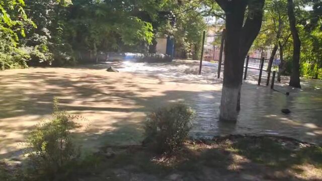 На магистральном водопроводе в Новороссийске произошла крупная утечка -  Утренний Юг, 15.07.2025