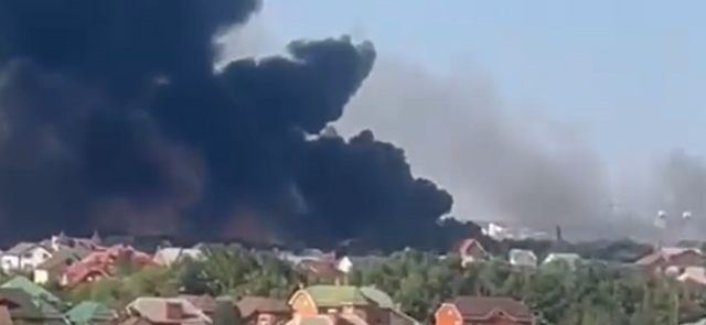 Огромный столб черного дыма поднялся в небо над Краснодаром -  Утренний Юг, 29.08.2025