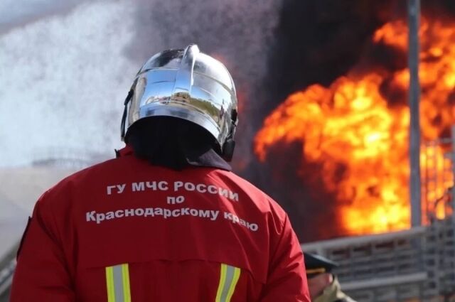 На НПЗ в Краснодаре ликвидирован возникший от падения обломков БПЛА пожар -  Утренний Юг, 30.08.2025