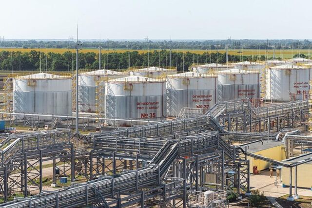 Обломки сбитого БПЛА упали на Ильский НПЗ в Краснодарском крае и вызвали пожар -  Утренний Юг, 07.09.2025