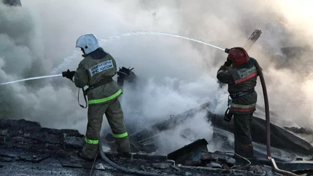 Потушили пожар после падения обломков беспилотника в Каневском районе -  Утренний Юг, 18.09.2025