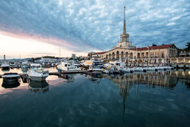 Паром из Трабзона идет в Сочи, но пока не может войти в порт -  Утренний Юг, 06.11.2025