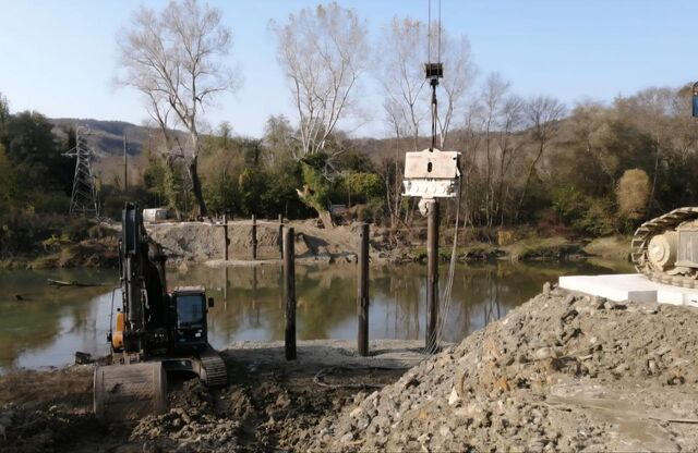 Временный пешеходный мост через реку Шапсухо начали строить в Лермонтово -  Утренний Юг, 12.11.2025