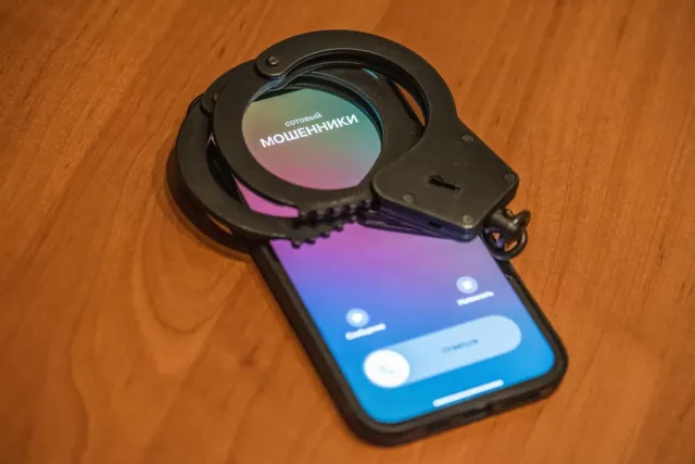 Полиция Сочи задержала двоих мошенников за хищение миллиона рублей -  Утренний Юг, 19.11.2025