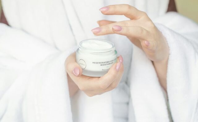 Дерматолог предупредила о рисках применения крема для глаз на лице -  Утренний Юг, 22.02.2026