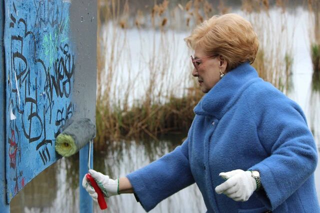 Фото дня. Председатель Гордумы Краснодара вышла на субботник в драгоценностях, часах и небесно-голубом пальто -  Утренний Юг, 27.03.2026