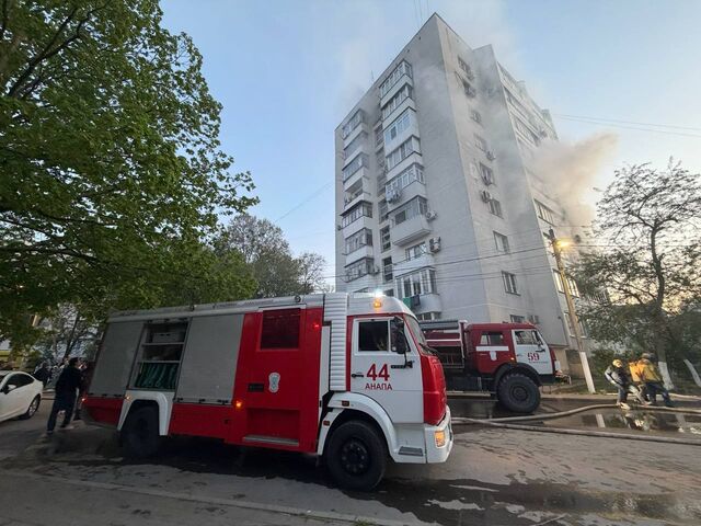 Пожарные Анапы спасли 53 человека из горящего дома – детей эвакуировали через окна -  Утренний Юг, 09.05.2026