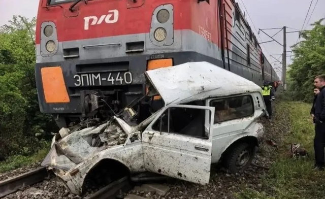 Под Краснодаром пассажирский поезд протаранил легковой автомобиль -  Утренний Юг, 17.05.2026