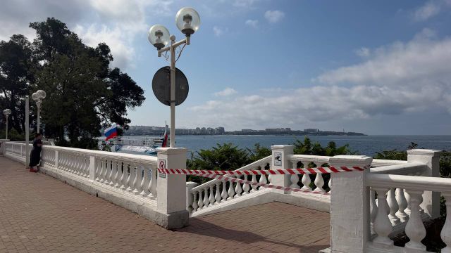 Из-за угрозы атаки беспилотников в Геленджике перекрыли выход к морю -  Утренний Юг, 23.08.2026