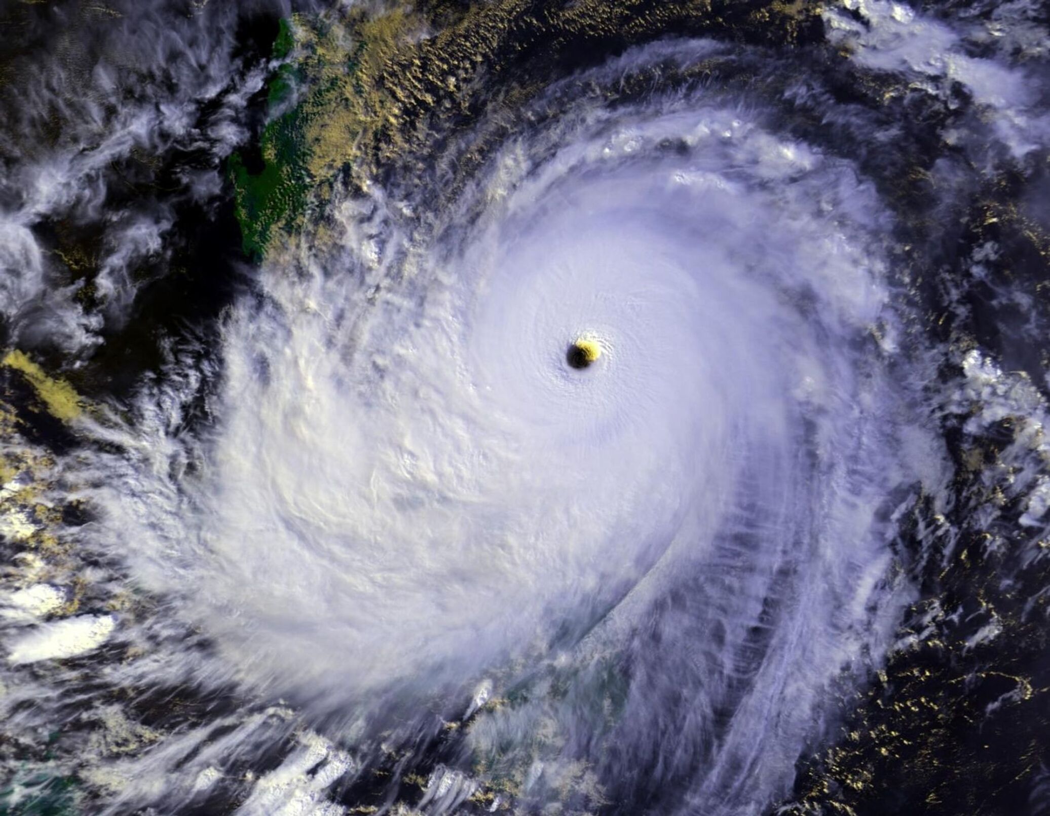 Тропический тайфун