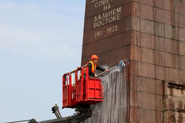 Памятники Владивостока готовят к праздникам - ИА DEITA.RU, 27.04.2024