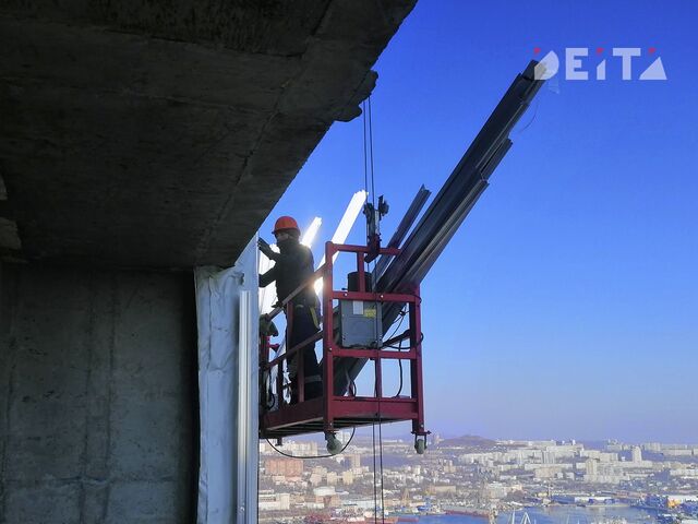 Во Владивостоке рабочие уронили на тротуар ёмкость с бетоном с высоты нескольких метров - ИА DEITA.RU, 22.11.2024