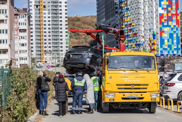 Увозить машины нарушителей начала муниципальная служба эвакуаторов Владивостока - ИА DEITA.RU, 22.10.2025