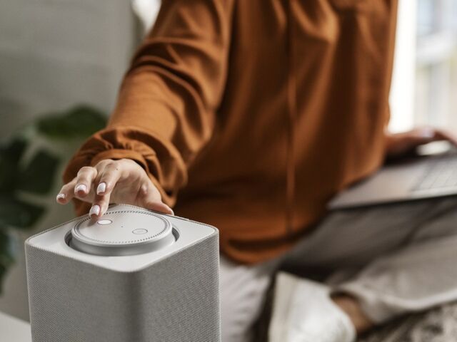 «Слушают, но не слышат»: эксперты развеяли цифровые страхи вокруг умных колонок - ИА DEITA.RU, 14.11.2025