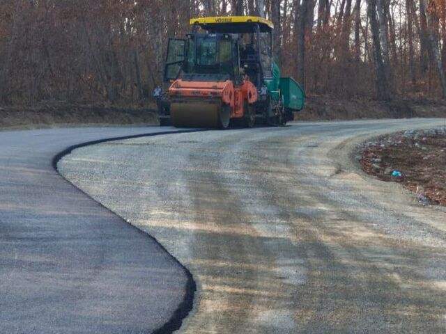 Дорожники Владивостока продолжают укладывать асфальт к детскому центру «Маяк» - ИА DEITA.RU, 17.11.2025