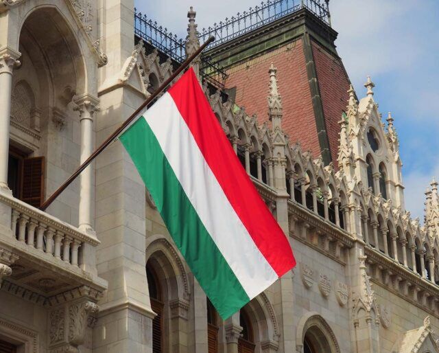 ЕС требует от Венгрии письменной позиции по кредиту Украине на 90 млрд евро - ИА DEITA.RU, 22.04.2026