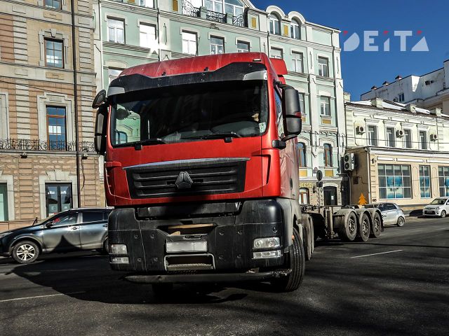Длинномерный грузовик заблокировал выезд из микрорайона во Владивостоке - ИА DEITA.RU, 23.10.2026