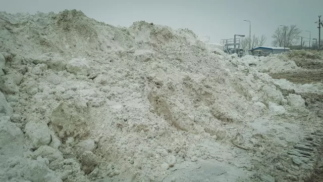 Горы снега свозят на Правую Берёзовую в Хабаровске - Transsibinfo, 28.11.2023