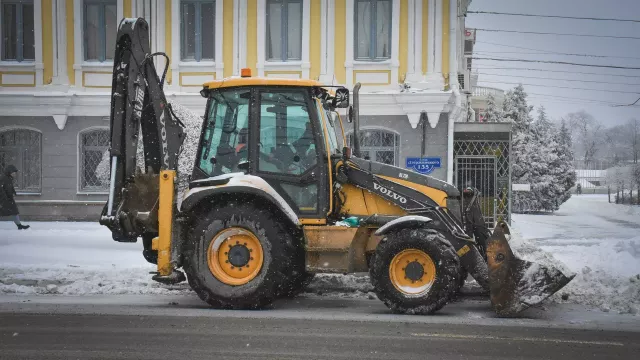 В Комсомольске продолжают чистить дороги от снега - Transsibinfo, 28.11.2023