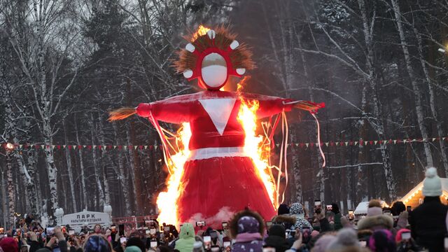 Тысячи людей на масленицу сожгли 18-метровый цветок и 6-метровую зиму. Фото - 66.ru — Городской портал Екатеринбурга, 22.02.2026