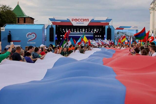 Участники «Парада регионов» пронесли 100-метровый триколор по Большой Покровской - Новости Нижнего Новгорода - Живем в Нижнем, 13.06.2025