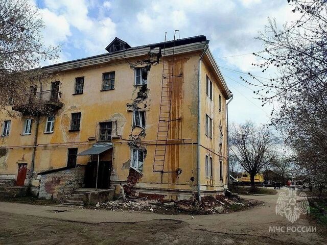 Трехэтажный дом треснул на улице Энгельса в Балахне Нижегородской области - Новости Нижнего Новгорода - Живем в Нижнем, 17.04.2026