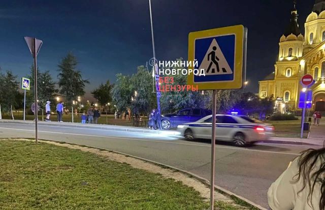 BMW едва не сбил толпу людей и полицейского на Стрелке в Нижнем Новгороде - Новости Нижнего Новгорода - Живем в Нижнем, 19.07.2026