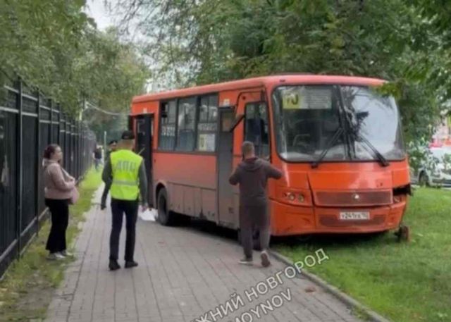 Маршрутка с мертвым водителем влетела в остановку в Нижнем Новгороде - Новости Нижнего Новгорода - Живем в Нижнем, 25.07.2026